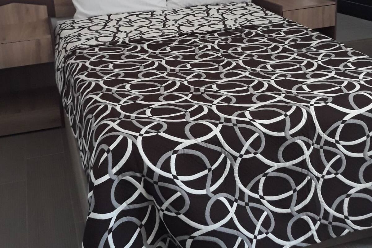 Iron/ironing board, free WiFi, bed sheets, wheelchair access