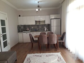 Comfort-Maisonette, 3 Schlafzimmer, Bergblick, zum Garten hin | Eigene Kochnische | Großer Kühlschrank, Herdplatte, Geschirrspüler