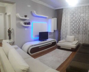 Comfort-Apartment, 1 Schlafzimmer, Bergblick | Wohnzimmer | LCD-Fernseher