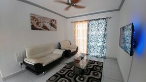 Apartemen Mewah, Beberapa Tempat Tidur | Ruang keluarga | Smart TV