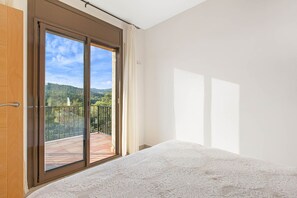 4 bedrooms, iron/ironing board, free WiFi