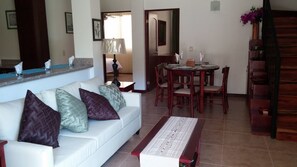 Deluxe Villa, Garden View | Living room | LED TV - Sweet Dreams Vista Ocotal (Sardinal)