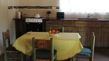 Loft, Garden View | Private kitchen | Full-sized fridge, oven, stovetop, cookware/dishes/utensils