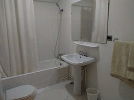 Quarto casal standard | Banheiro | Toalhas de banho, sabonete, papel higiênico 
