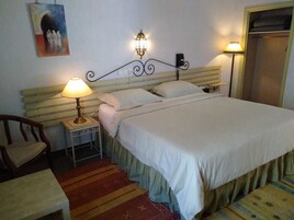 Quarto casal standard | Escrivaninha, cortinas blackout, berços grátis, Wi-Fi de cortesia