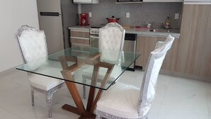 Apartment, Nichtraucher | Eigene Küche | Wasserkocher mit Kaffee-/Teezubehör, großer Kühlschrank, Mikrowelle