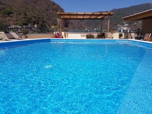 Una piscina al aire libre