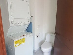 Apartamento, 1 habitación, no fumadores, vistas a la montaña | Baño | Ducha y toallas