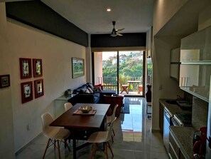 Departamento, 2 habitaciones, para no fumadores | Área de sala de estar | Televisión de pantalla plana
