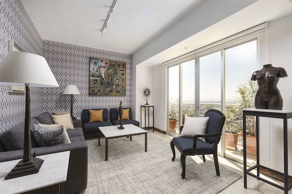 Gallery Apartment 16th Floor | Aire de séjour | Téléviseur à écran plat