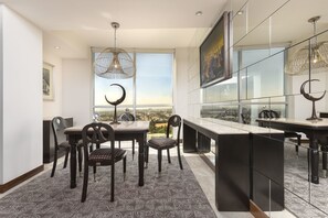 تناول الطعام داخل الغرفة