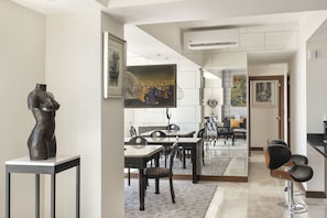 Gallery Apartment 16th Floor | Aire de séjour | Téléviseur à écran plat