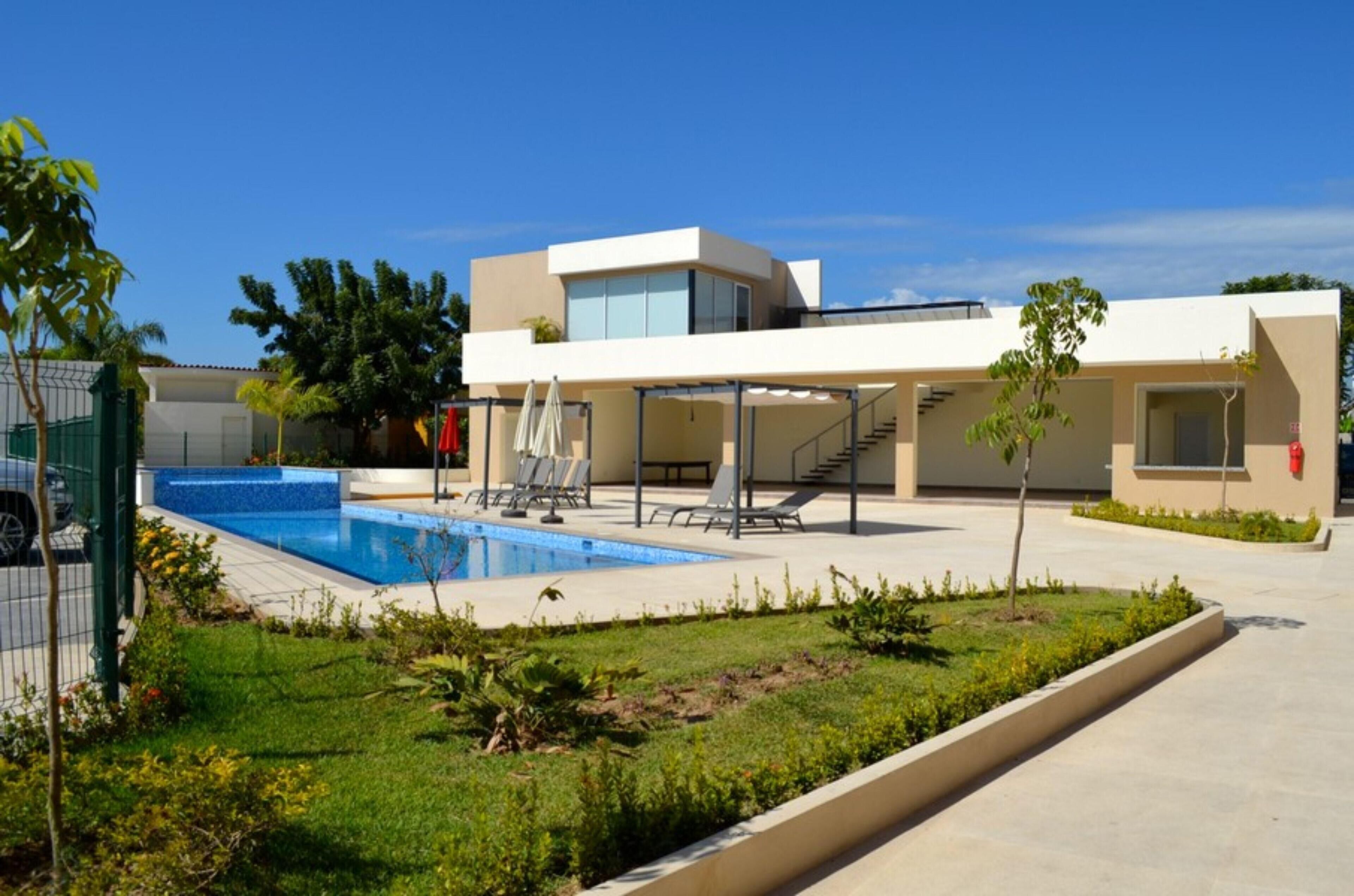Una piscina al aire libre
