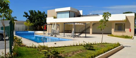 Una piscina al aire libre