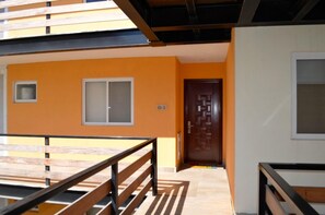 House, 3 Bedrooms | Balcony