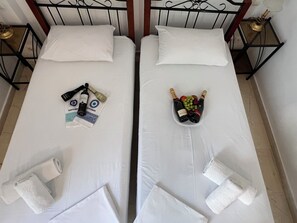 In-room safe, blackout curtains, iron/ironing board, free WiFi - Santa Magia (Santorini)