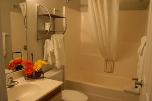 Standard Suite | Bathroom | Combined shower/tub, towels