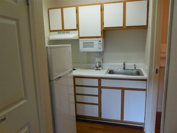 Full-sized fridge, stovetop