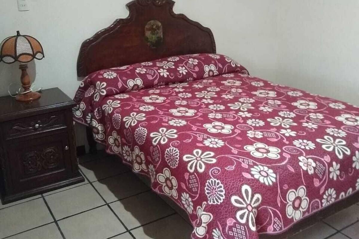 Habitación individual tradicional, 1 cama matrimonial | Caja de seguridad en la habitación, wifi gratis y ropa de cama