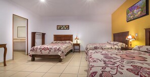 Deluxe-Dreibettzimmer | Zimmersafe, kostenloses WLAN, Bettwäsche, Rollstuhlgeeignet