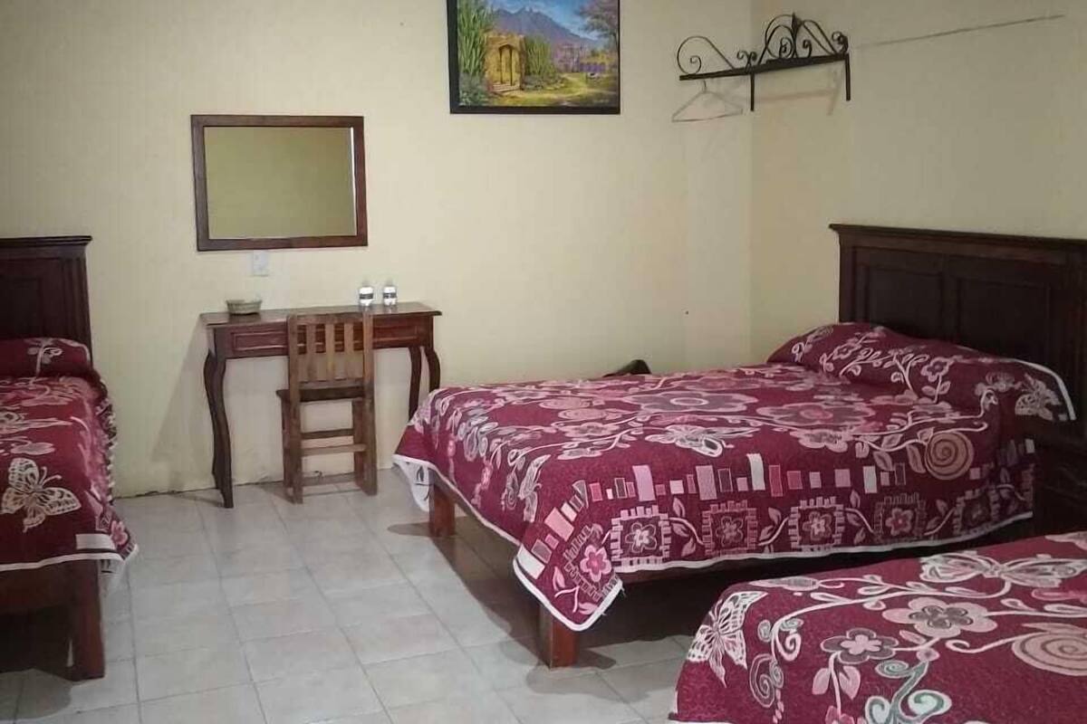 Habitación triple tradicional | Caja de seguridad en la habitación, wifi gratis y ropa de cama