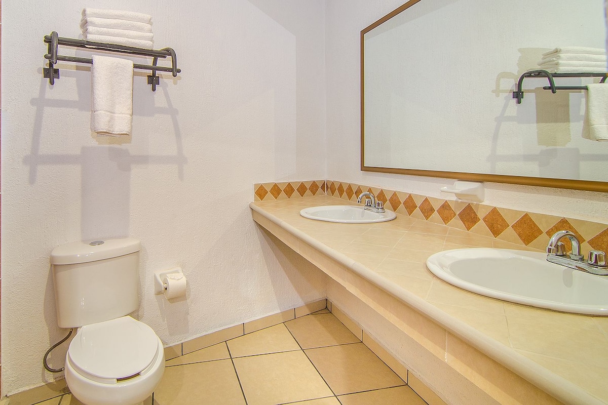 Habitación triple Deluxe | Baño | Regadera, amenidades de baño gratuitas, toallas