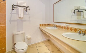 Deluxe-Dreibettzimmer | Badezimmer | Dusche, kostenlose Toilettenartikel, Handtücher