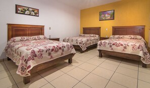 Habitación triple Deluxe | Caja fuerte, wifi gratis, ropa de cama y accesible en silla de ruedas