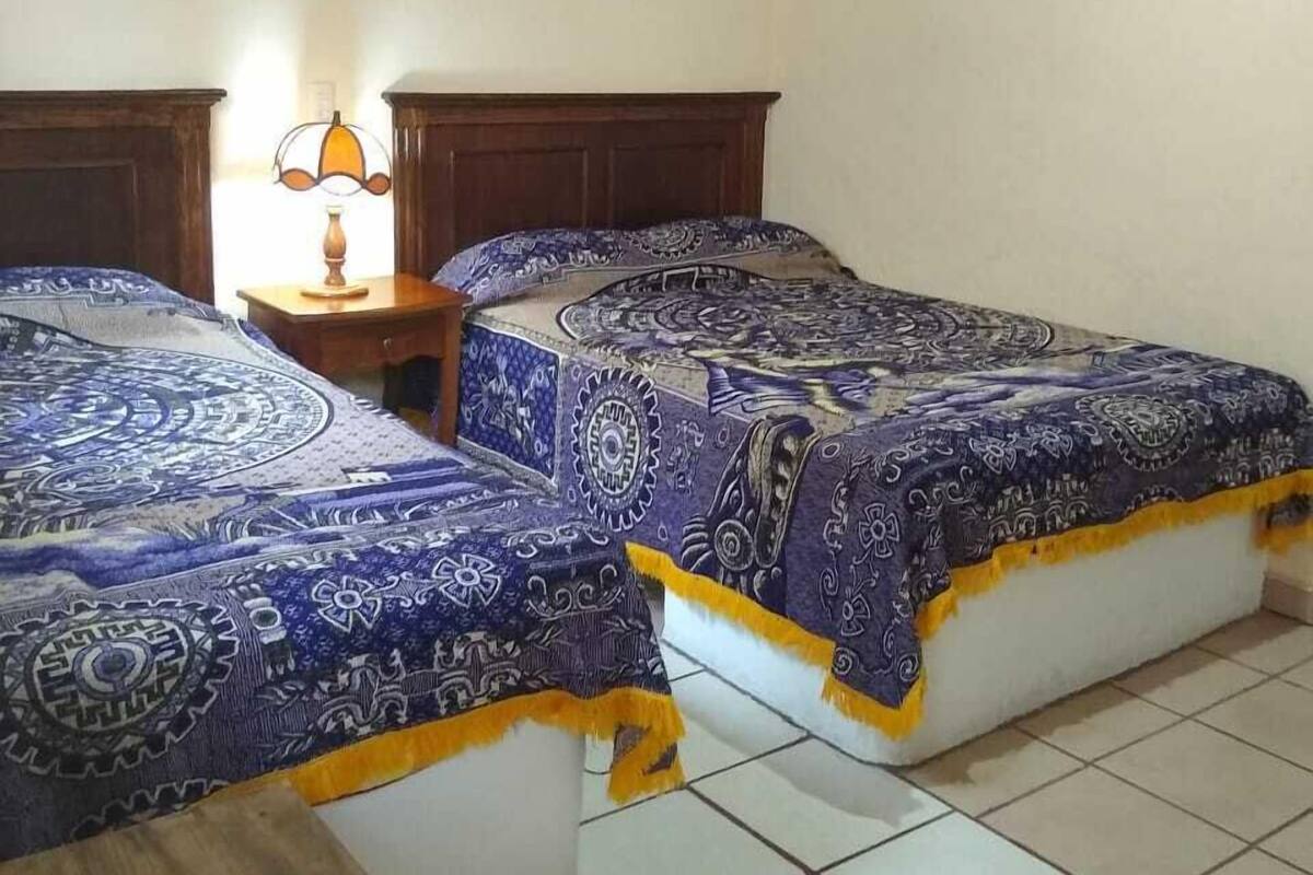 Habitación doble tradicional, varias camas | Caja de seguridad en la habitación, wifi gratis y ropa de cama
