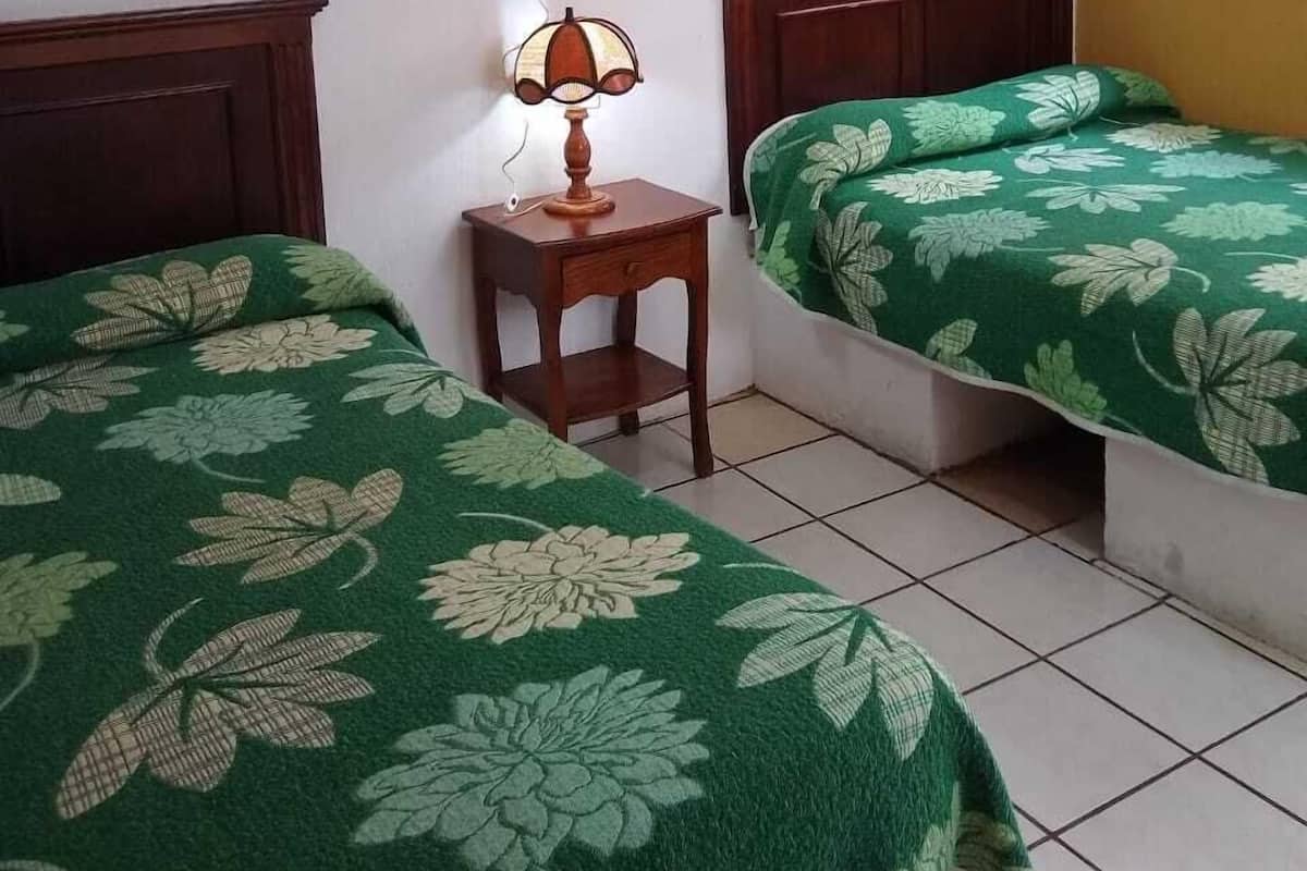 Habitación doble tradicional, 2 camas matrimoniales | Caja de seguridad en la habitación, wifi gratis y ropa de cama