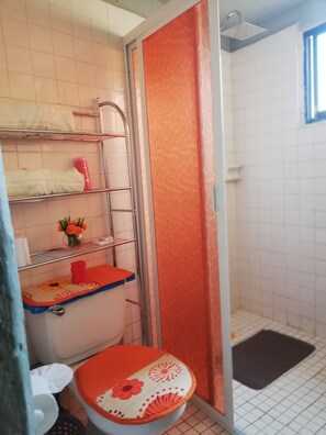 Een douche, gratis toiletartikelen, handdoeken, zeep