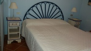 2 bedrooms, free WiFi, bed sheets - A short walk from the beach at Porto Taverna (Porto Taverna)