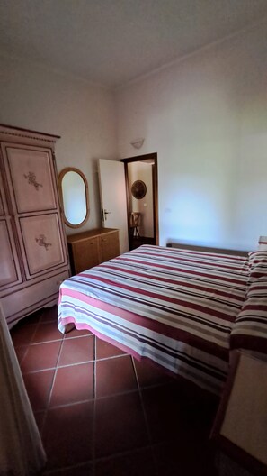 2 bedrooms, free WiFi, bed sheets - Villino Mistral - A few steps from the beach of Porto Taverna (Porto Taverna)