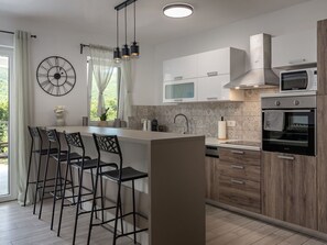 Mikrowelle, Ofen, Geschirrspüler, Hochstuhl