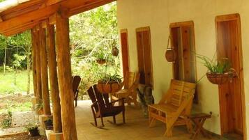 Habitación triple tradicional, varias camas | Terraza o patio