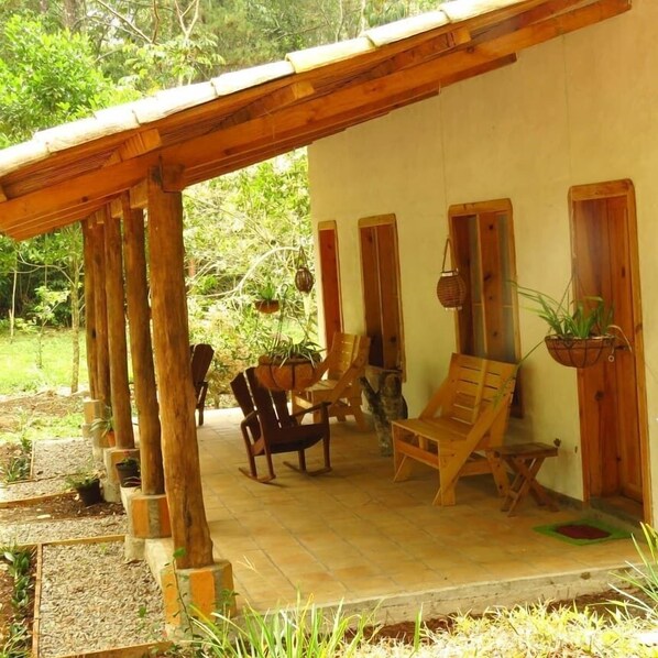 Habitación triple tradicional, varias camas | Terraza o patio