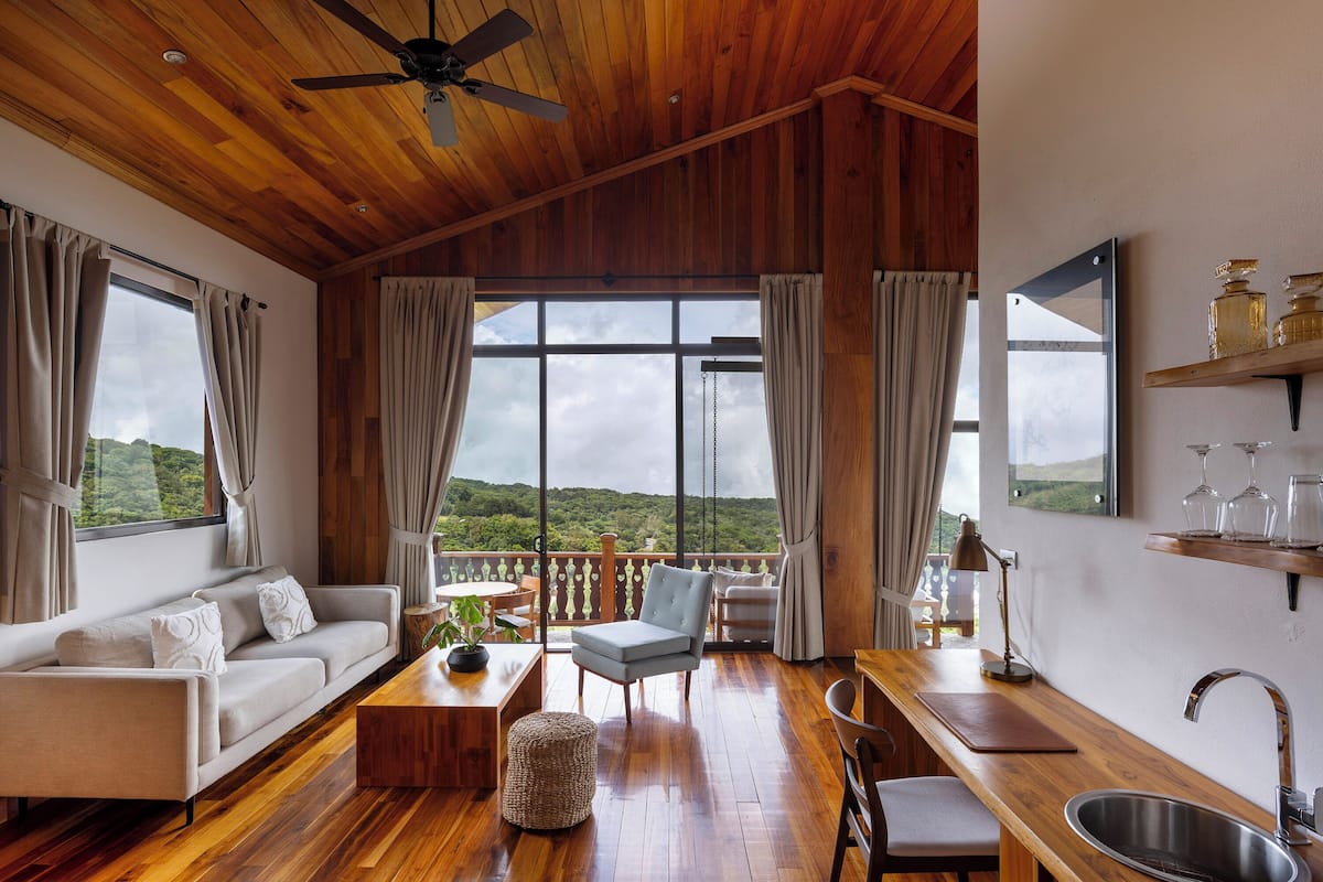Nicoya Penthouse Suite | Luxe beddengoed, een minibar, een kluis op de kamer, gratis wifi