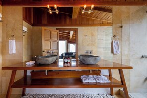 Sunrise | Baño | Artículos de higiene personal ecológicos, secador de pelo y albornoces