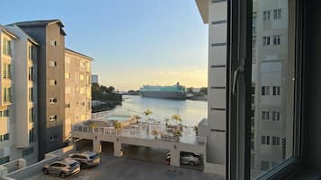 Appartement Familial, 3 chambres, balcon, vue fleuve | 3 chambres, rideaux occultants, Wi-Fi gratuit