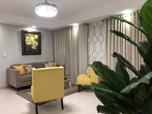 Căn hộ dành cho gia đình, 3 phòng ngủ, ban công, quang cảnh sông | Phòng khách | TV màn hình phẳng