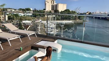 2 piscines extérieures