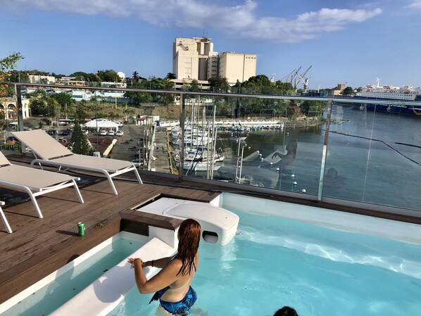 2 hồ bơi ngoài trời