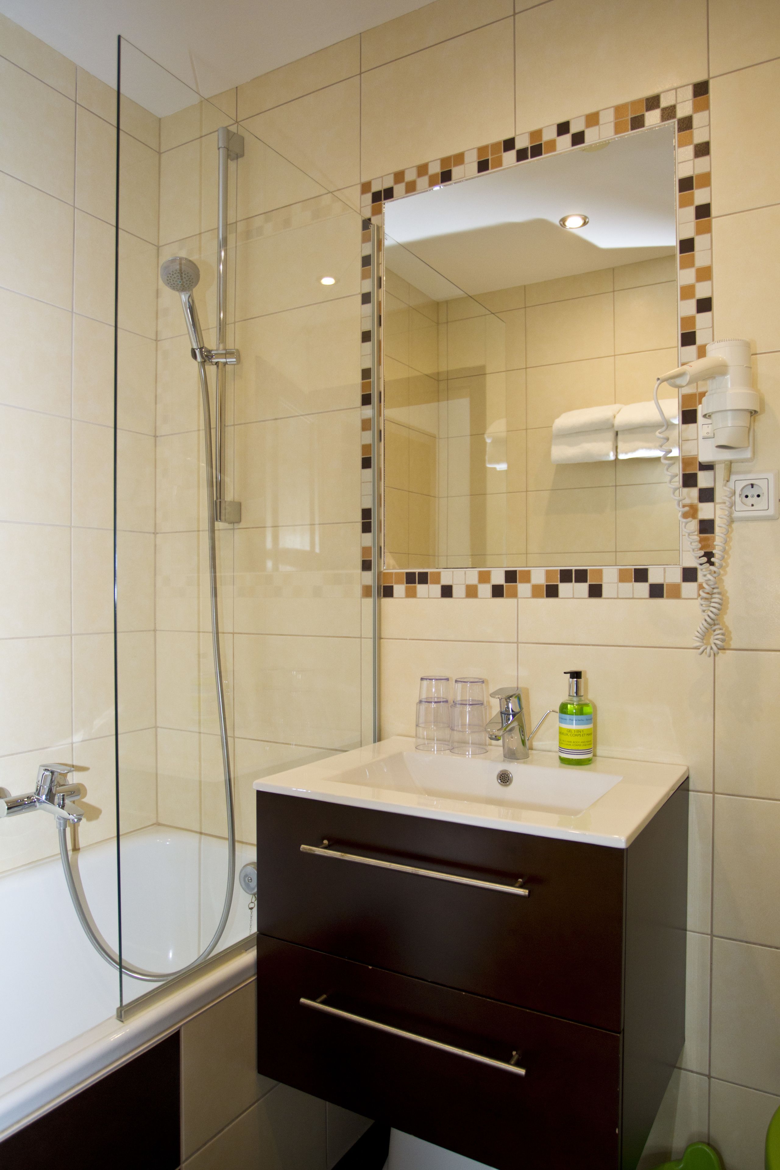 Familiestudio, fjellutsikt | Bad | Kombinert dusj/badekar, kildevannsbadekar og toalettartikler (inkludert)