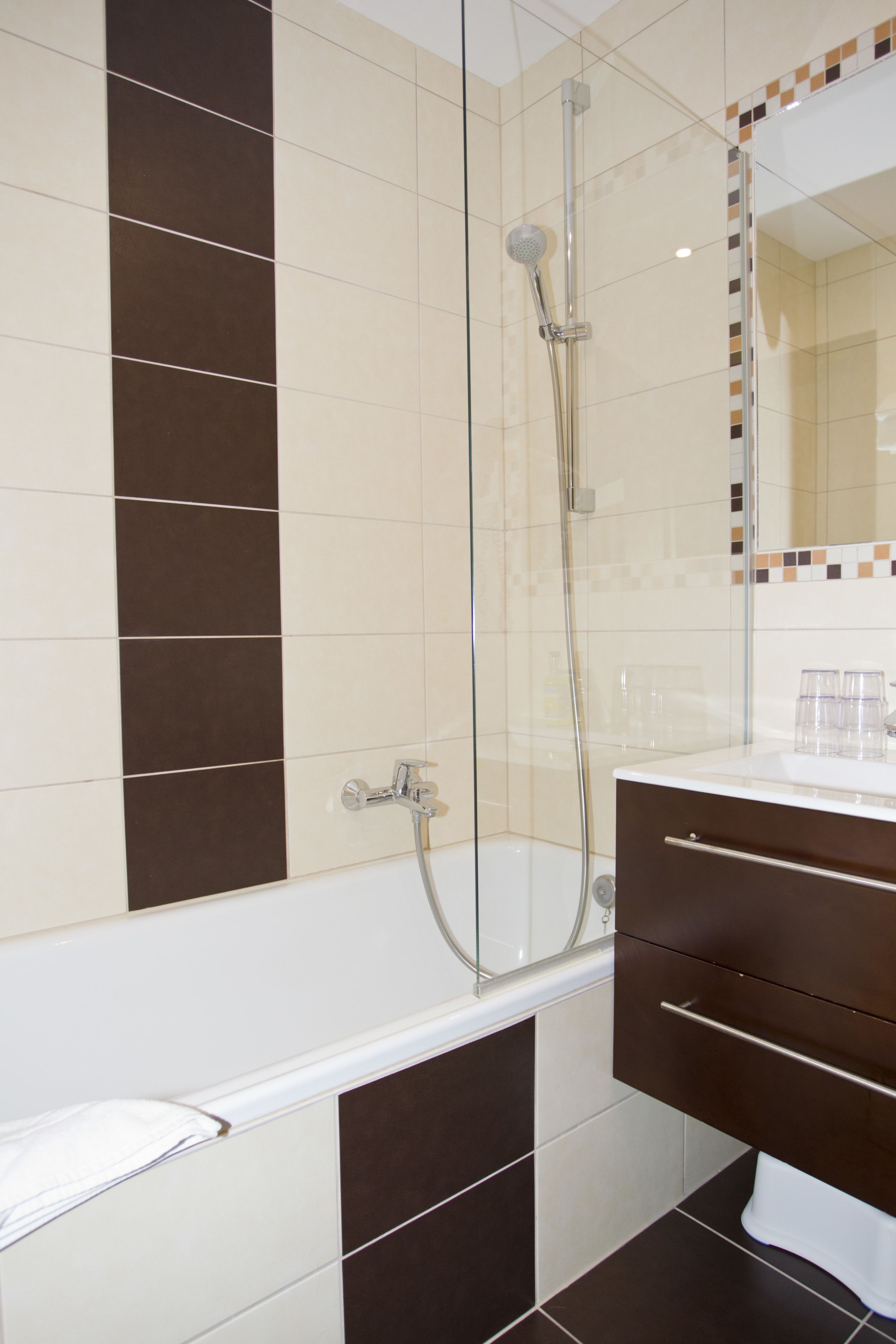 Kombinert dusj/badekar, kildevannsbadekar og toalettartikler (inkludert)