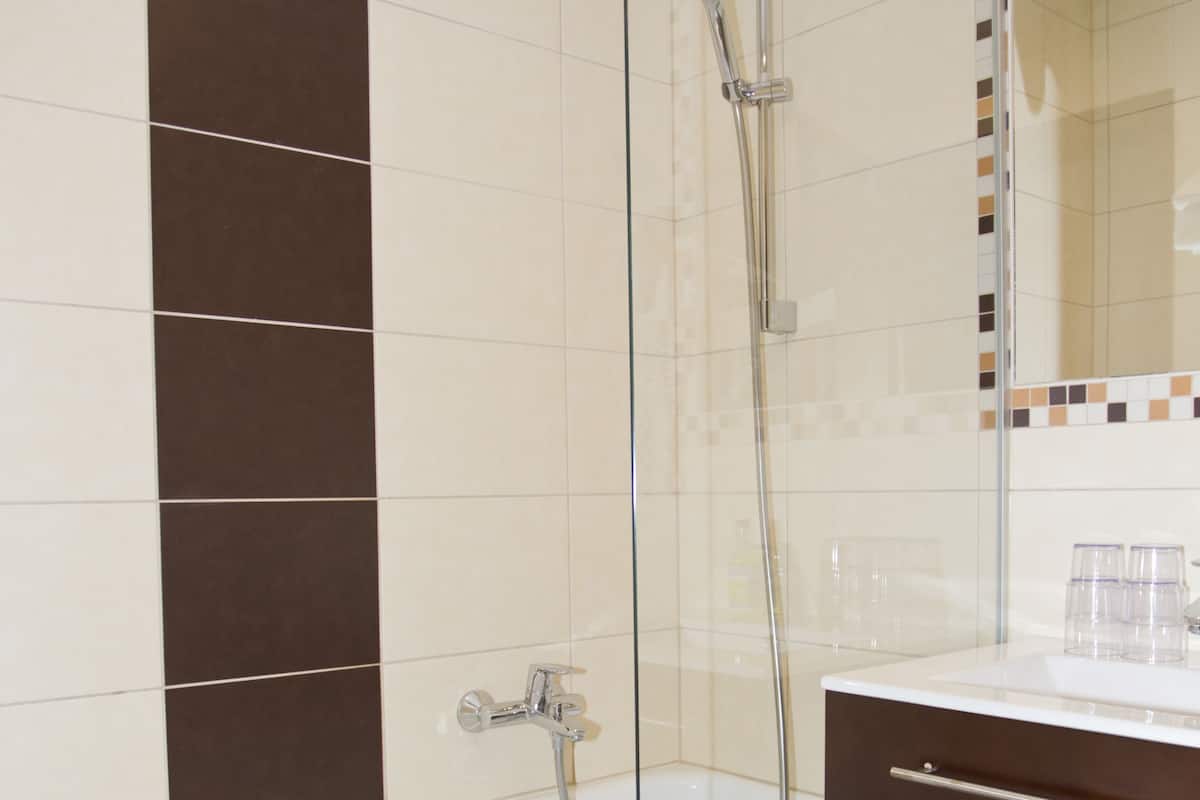 Combined shower/tub, spring water tub, free toiletries, hair dryer