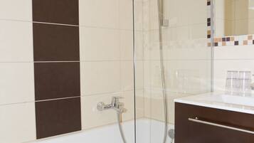 Combined shower/bathtub, spring water bathtub, free toiletries