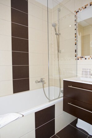 Combined shower/bathtub, spring water bathtub, free toiletries