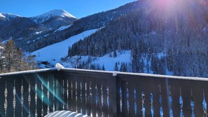 A snowy mountain landscape with a clear sky and the sun shining. - Hotel Nockalm (Krems in Kaernten)