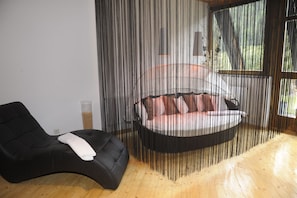 Massasje med varme steiner og idrettsmassasje