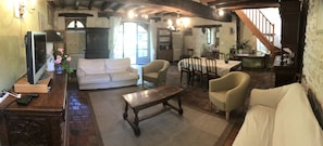 Télévision, cheminée, livres